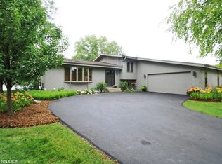 497 Whispering Pines Rd, Lindenhurst, IL 60046