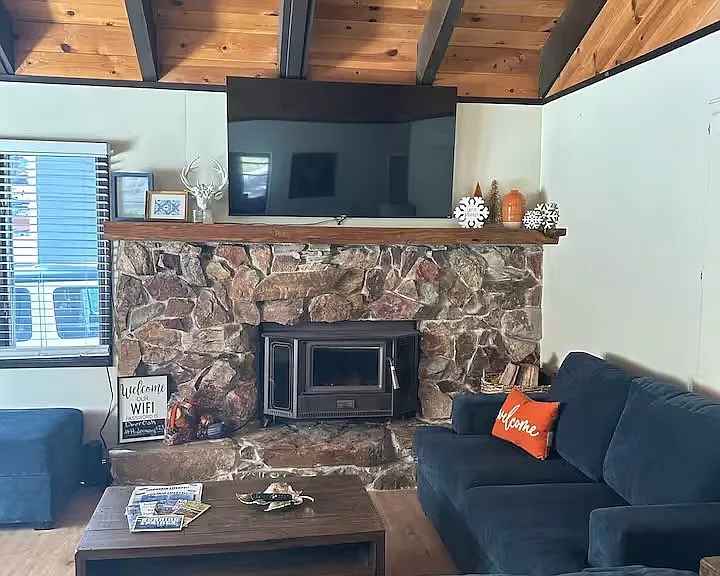 2560 Oak Dr — Photo 2