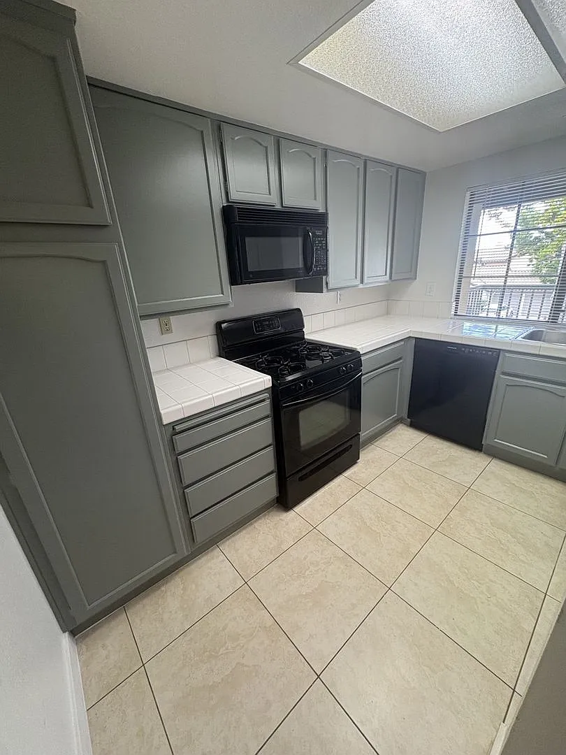 Beautiful double Master bedroom townhome with 2 car garage , in unit laundry, and a pool — Photo 2