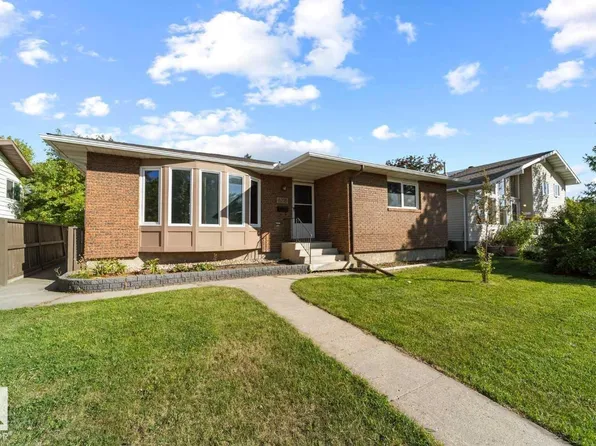 6218 34a Ave NW, Edmonton, AB T6L 1E4