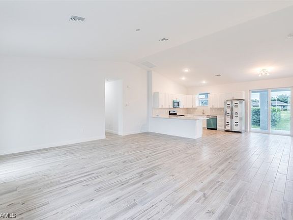 4th image of 9025 Cypress Dr N
