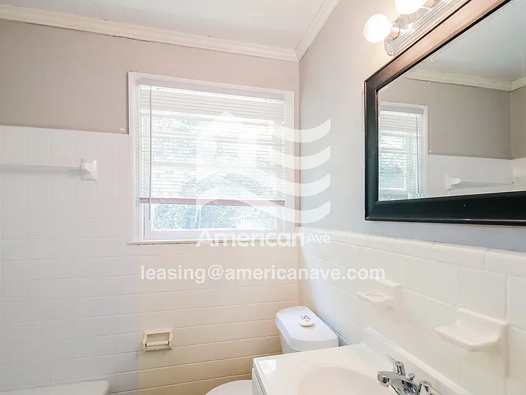 1585520_008_main_bathroom_10.jpg