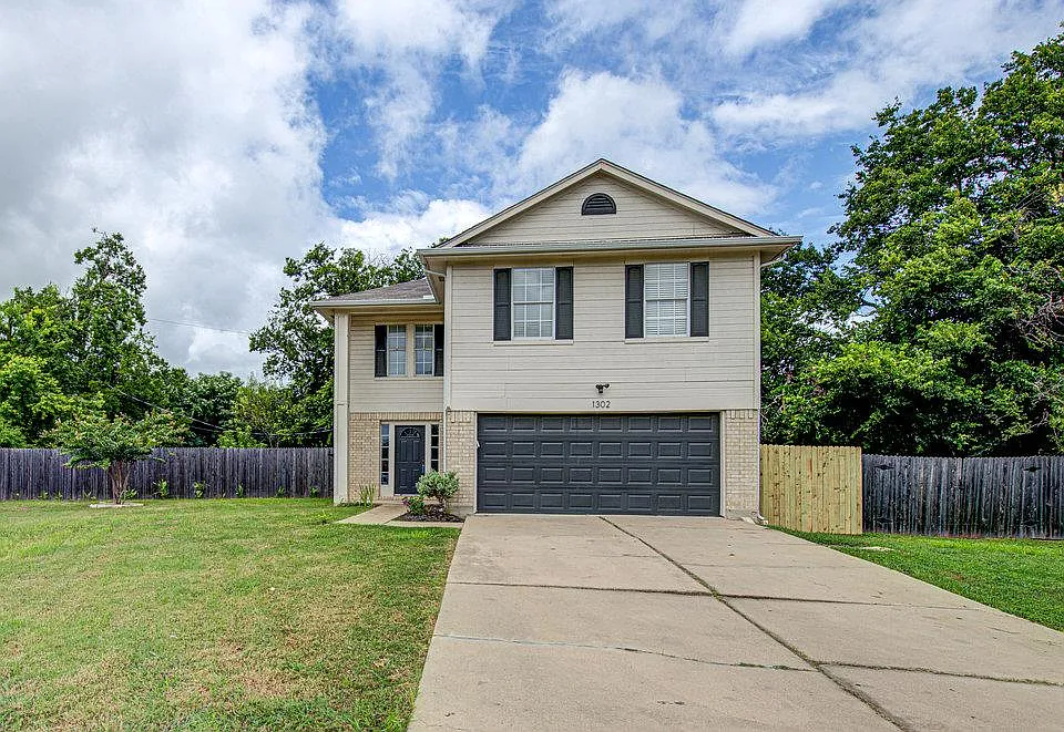 1302 Crete Ln