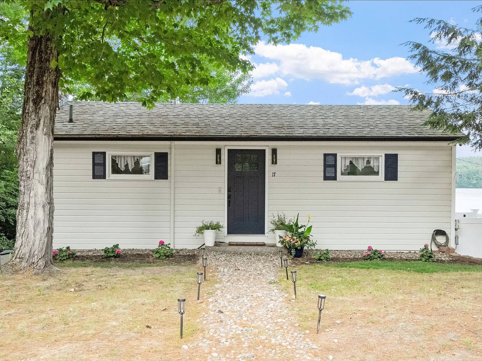 3 bed, 1024 sqft, $2,300 — Photo 3