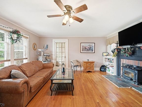 4th image of 36 Hillside Ave