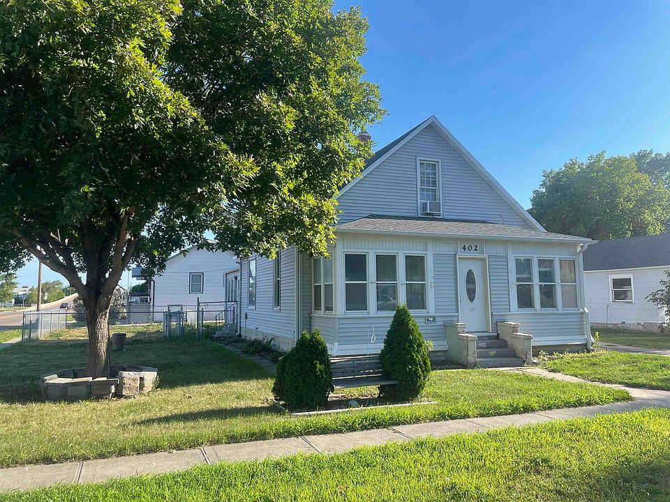 1st image of 402 W 9th St.
