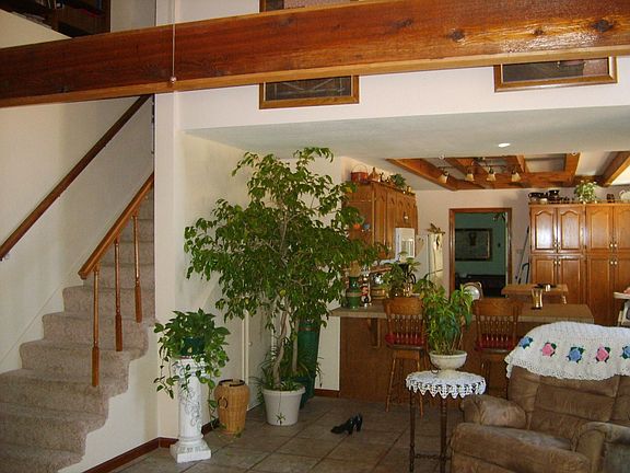  open kitchen    stairs 