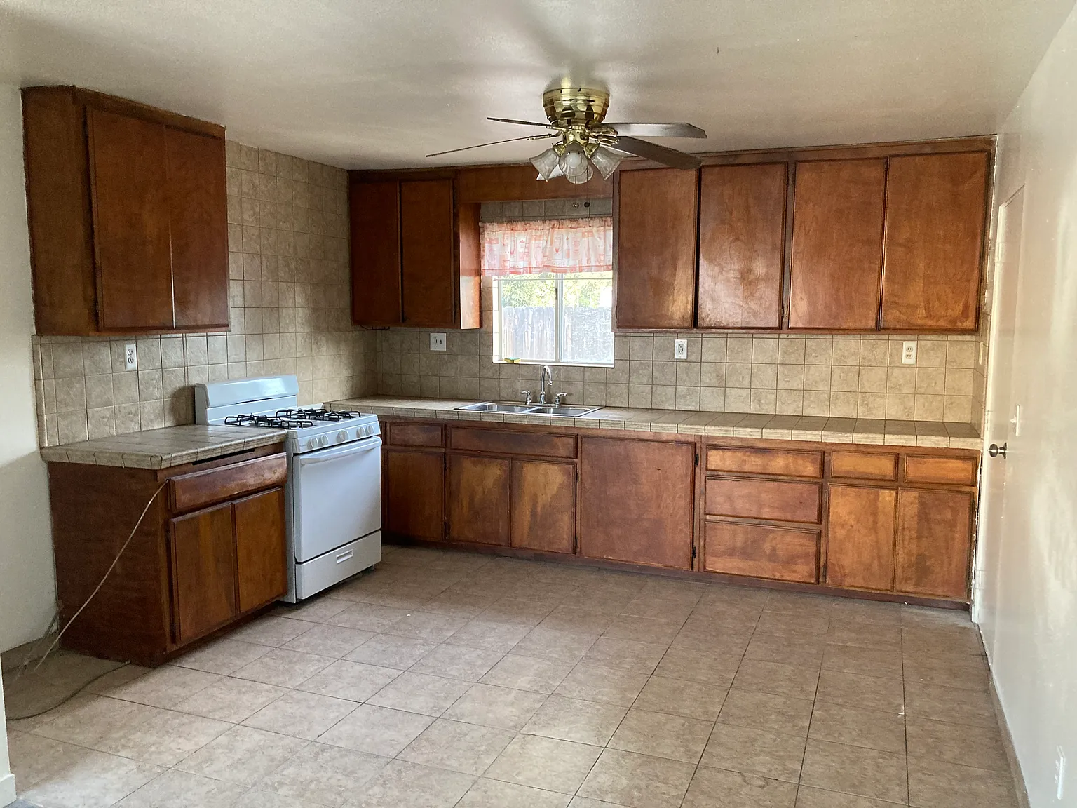 2 bed, 900 sqft, $2,250 — Photo 3