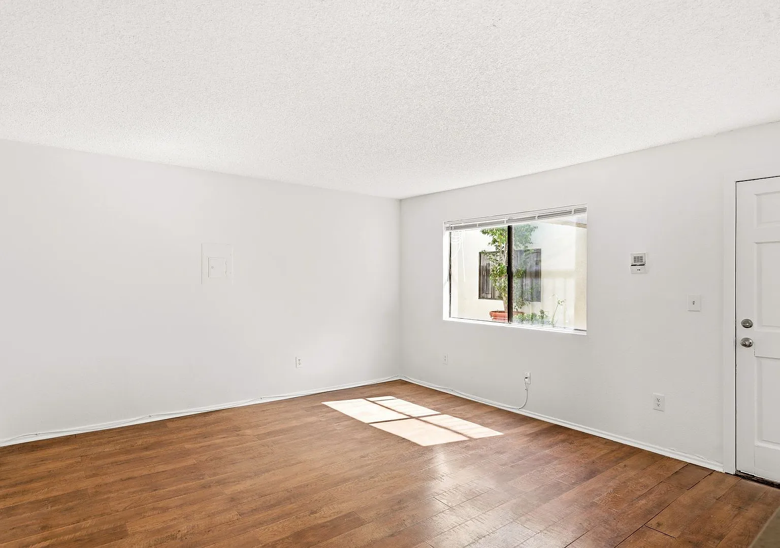 Harvard, Glendale Residences — Photo 4
