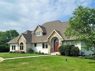 638 W Cedarville Rd, Freeport, IL 61032