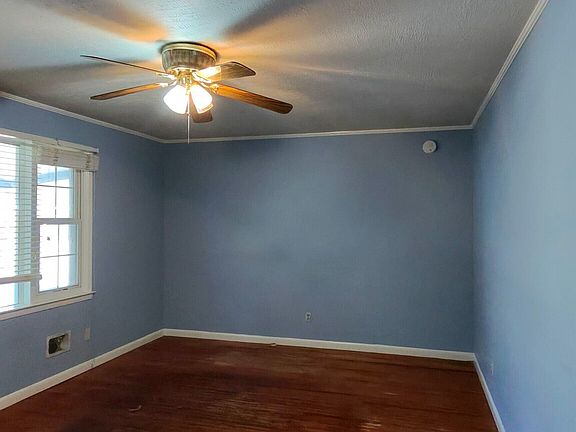 4th image of 110 Lee St