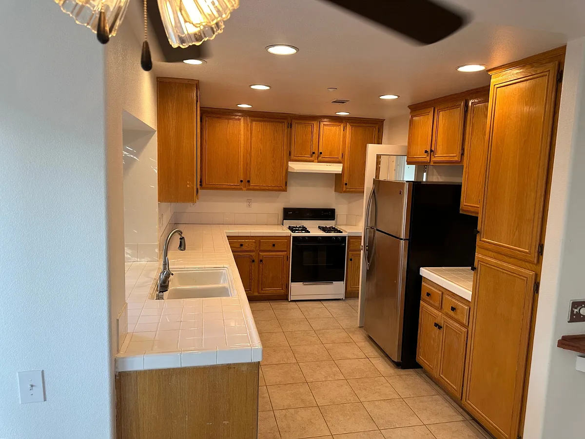 6 bed, 1888 sqft, $900 — Photo 4