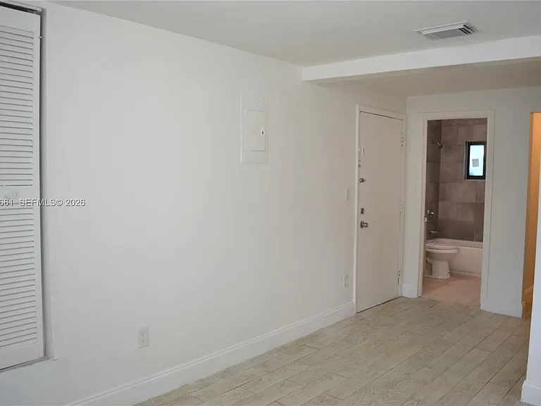 1037 SW 4th St #4 — Photo 2