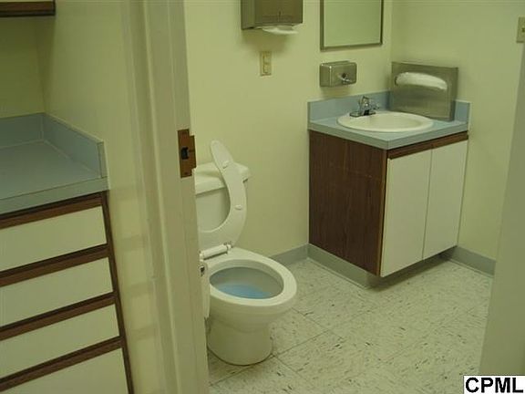 4th image of 2 Barlo Cir