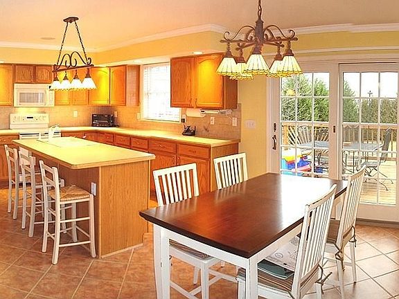 eat-in kitchen