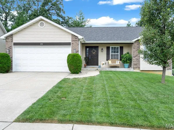 211 Discovery Village Cir, Wentzville, MO 63385