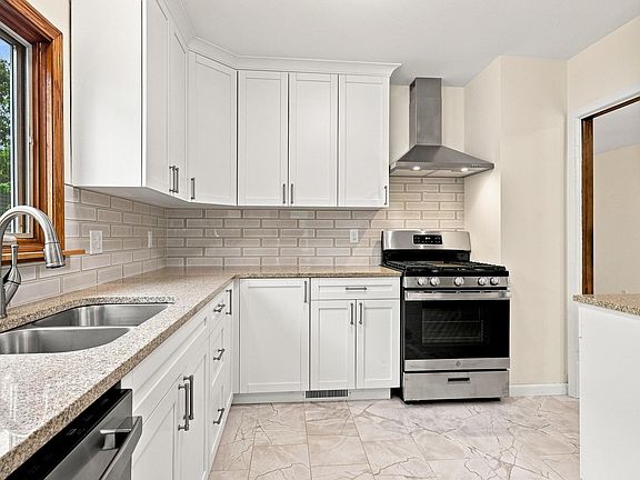 5th image of 2095 Coates St