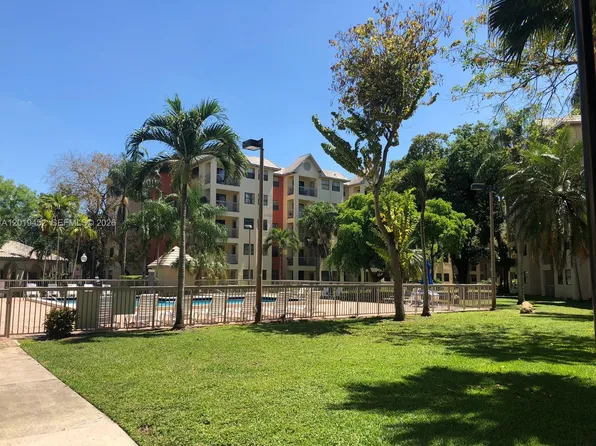 8245 Lake Dr, Doral, FL