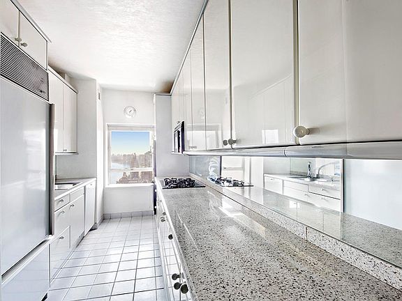 4th image of 425 E 58th St APT 37E