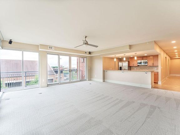 3rd image of 1018 Hackberry Ln Unit 213