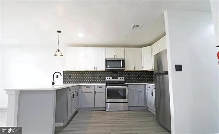 2 bed, 1.0 bath, 2016 sqft, $1,875 — Photo 4