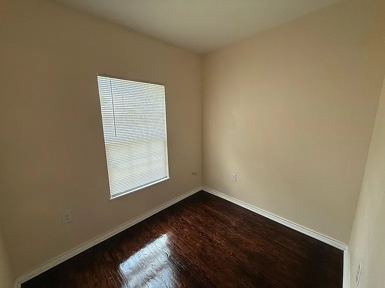 2202 Burnett Ave — Photo 6