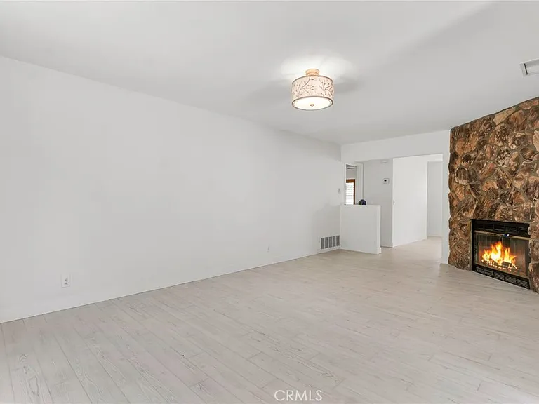 221 Acacia Ln — Photo 14