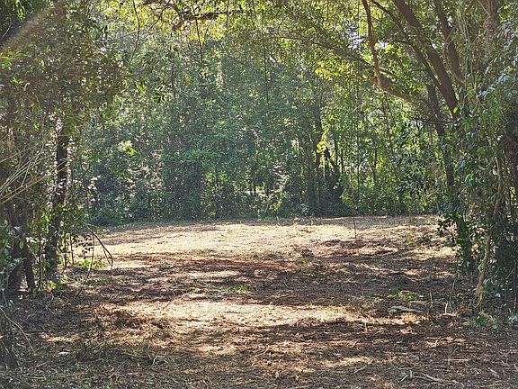 2nd image of 860 Lewis Rd