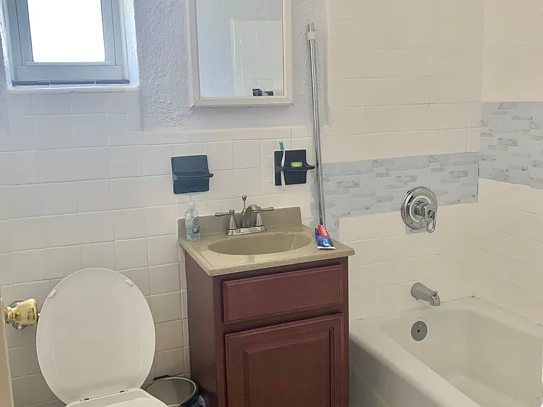 4011 Kings Hwy #4R — Photo 5
