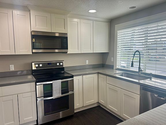 3rd image of 604 SE Olympia Dr #604