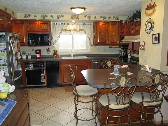 Kitchen with breakfast bar