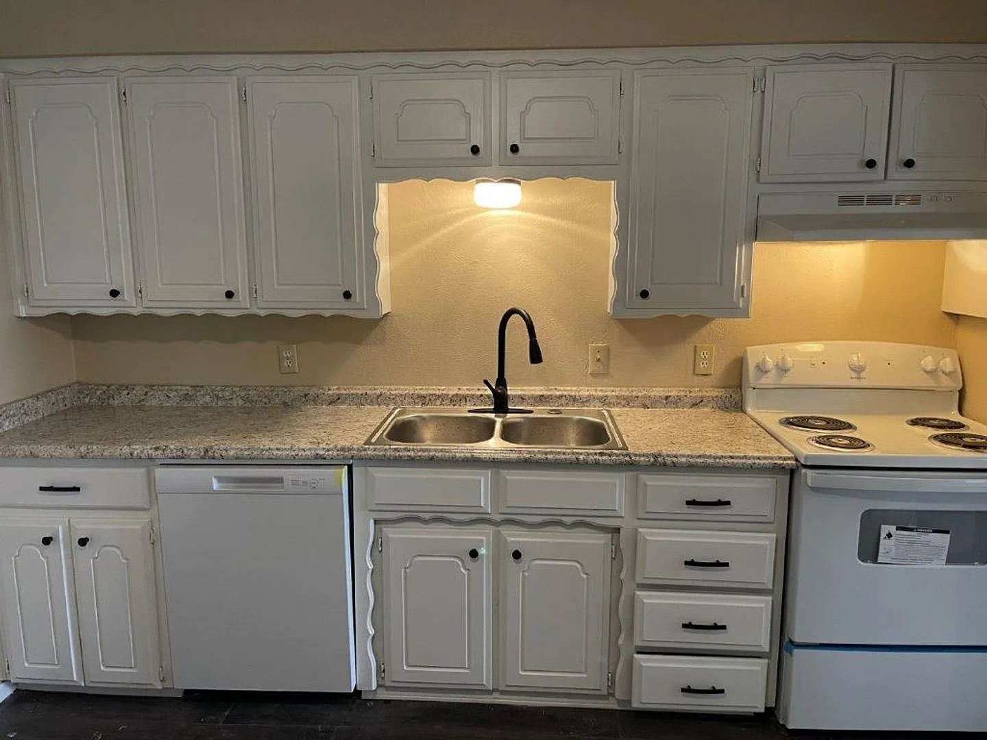 Newly remodeled , spacious, cute and clean with carport right in the heart of Chickasha!! — Photo 2