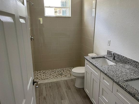 4th image of 4872 Crabapple Ave