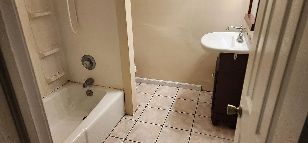 2 bed, $1,050 — Photo 3