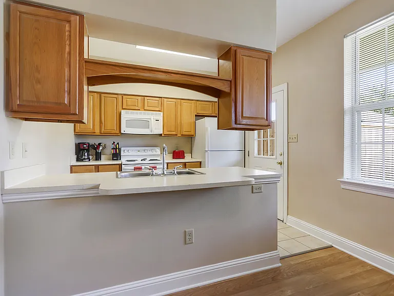 303 Russell Ave — Photo 6