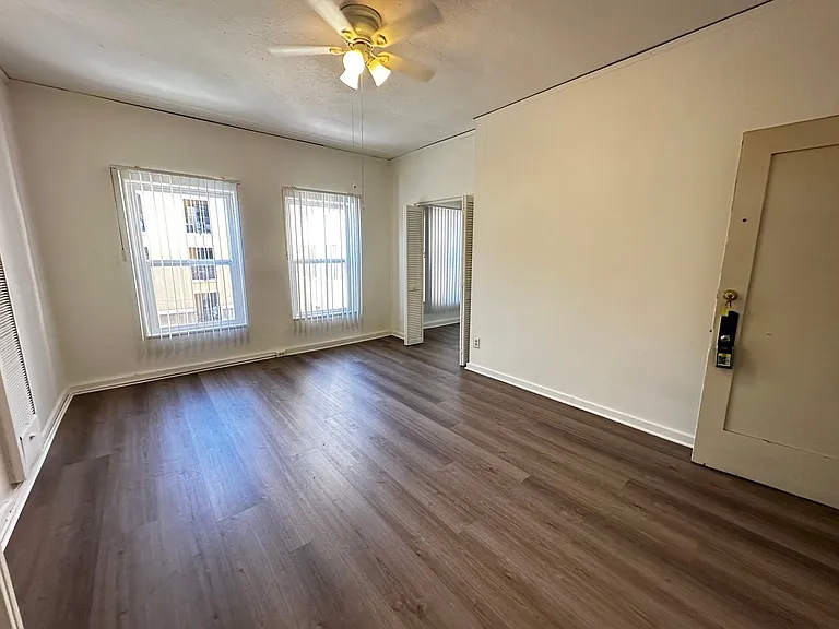 213 S Jackson St — Photo 5