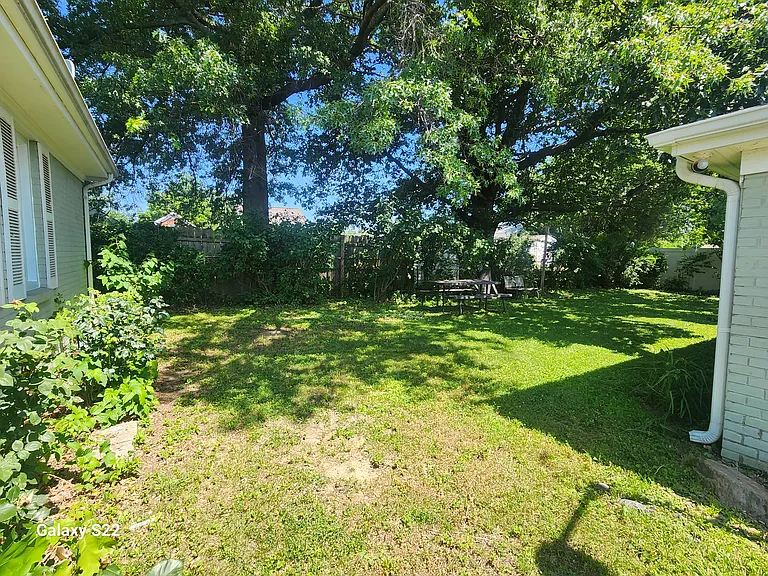 Exterior yard.