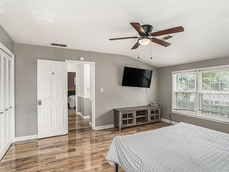 Holmes Dr SW — Photo 1