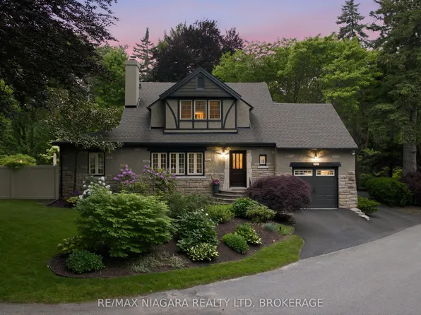 8 Giles Cres, Pelham, ON L0S 1E3