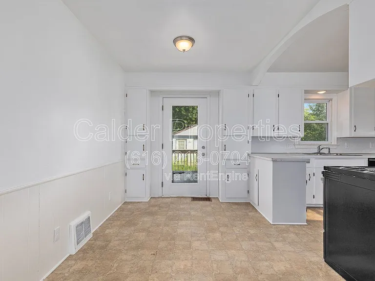 105 Morning Glory St SW — Photo 9