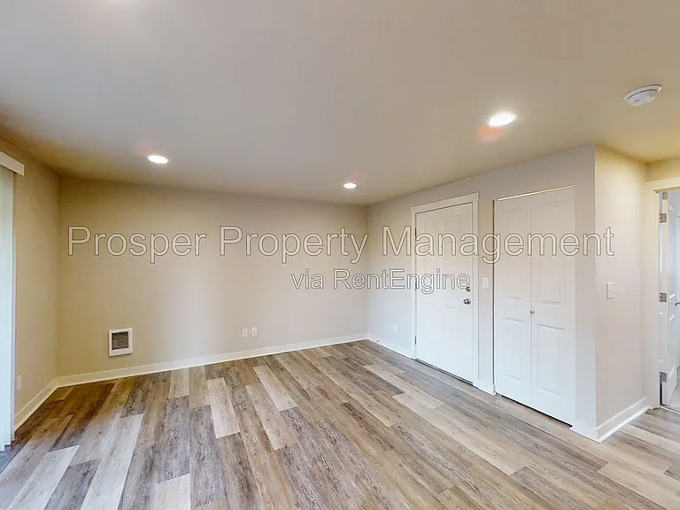 2301 S 74th St #14 — Photo 10