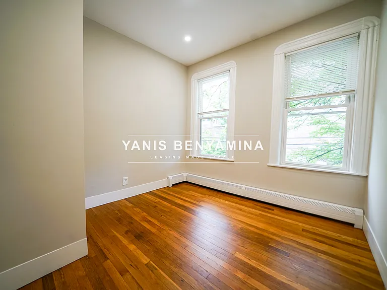 568 Green St #2 — Photo 3