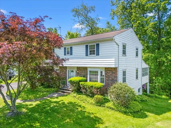 308 Robin Ln, Vestal, NY 13850