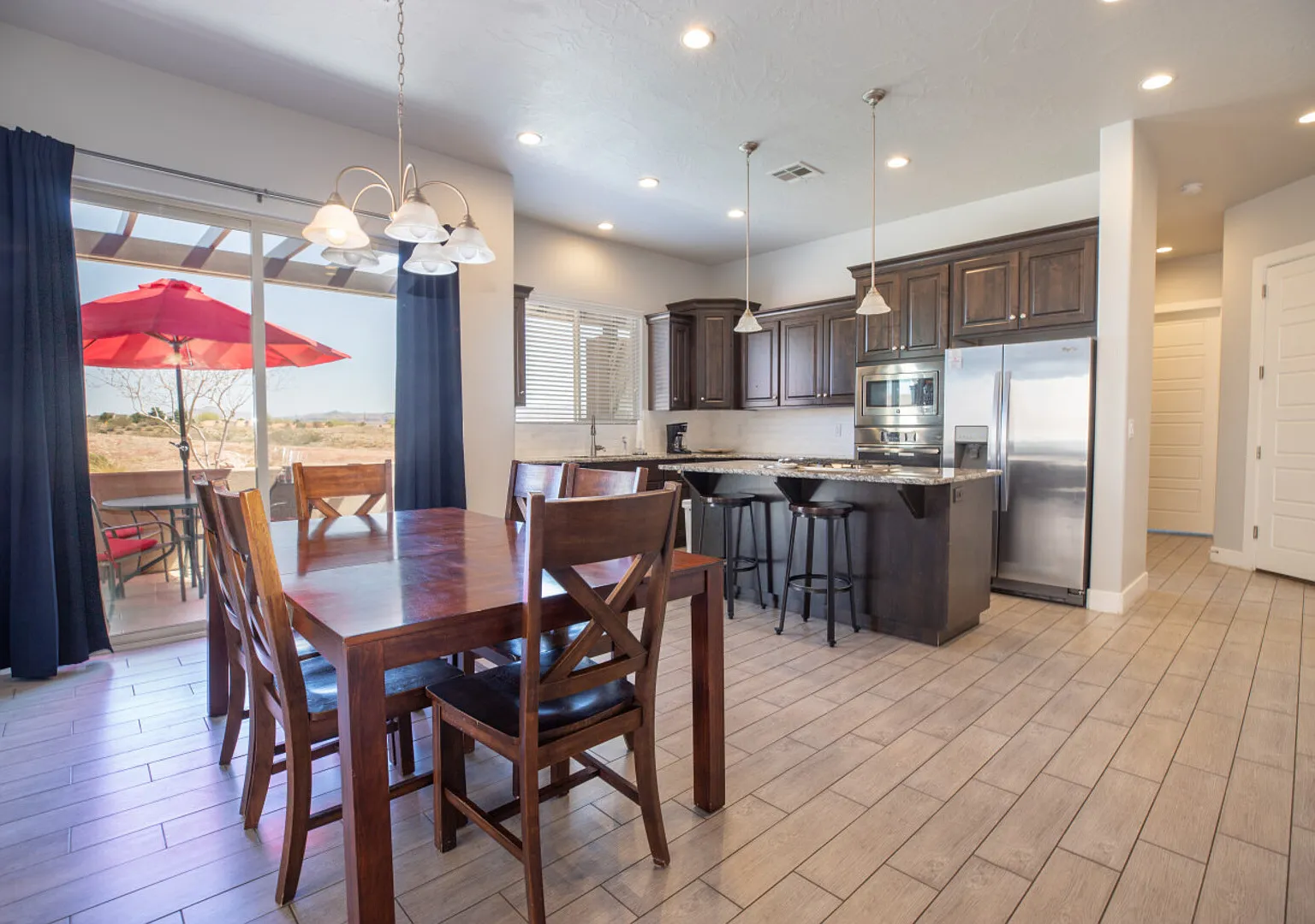 Spacious backyard & 2 pools/spas, fishing pond — Photo 4