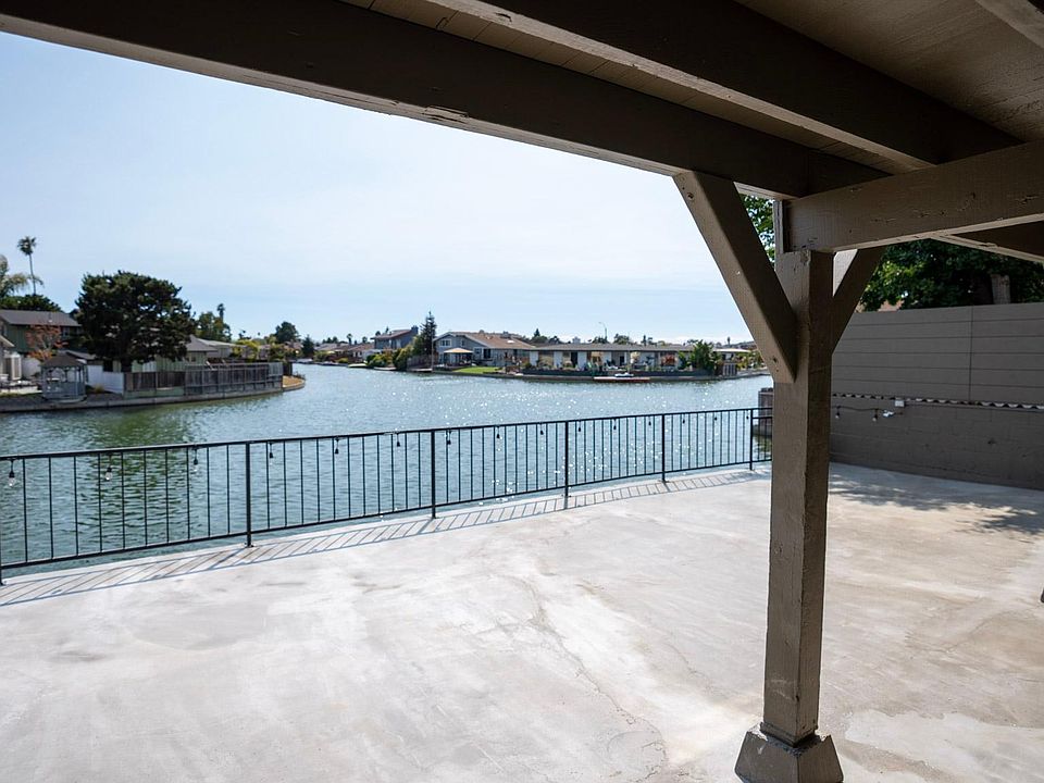 Large patio overlooking the lagoon, bring your patio furniture!