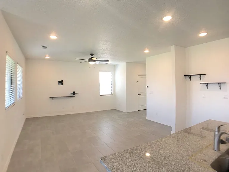 313 Wyatt Ave SW — Photo 6