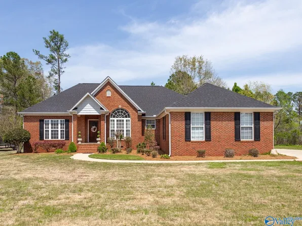 404 Royal Troon Dr, Rainbow City, AL 35906