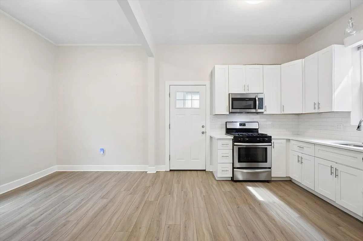 4 bed, 2200 sqft, $3,450 — Photo 4