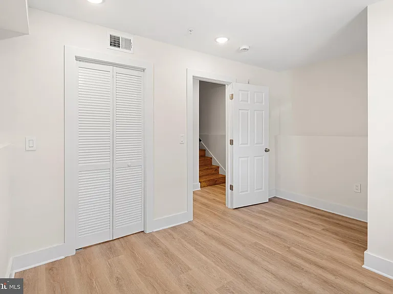 5217 Warren St #1/2-1 — Photo 8