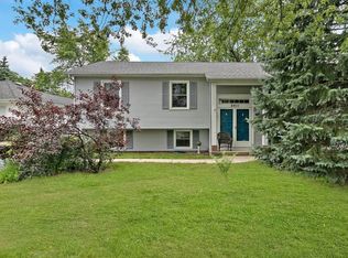 2411 Deerpath Dr, Lindenhurst, IL 60046